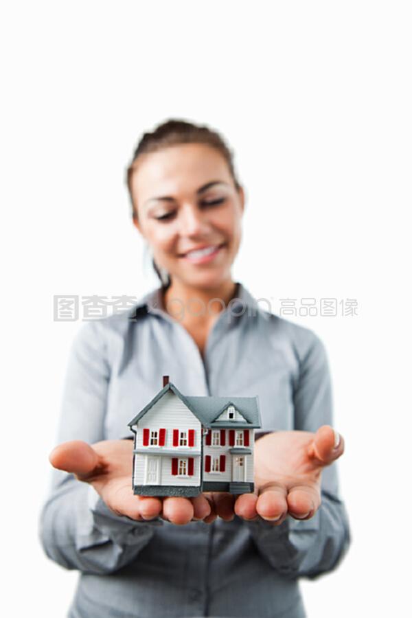 微笑女地產(chǎn)代理 專業(yè)與溫情并存的小型住宅銷售服務(wù)